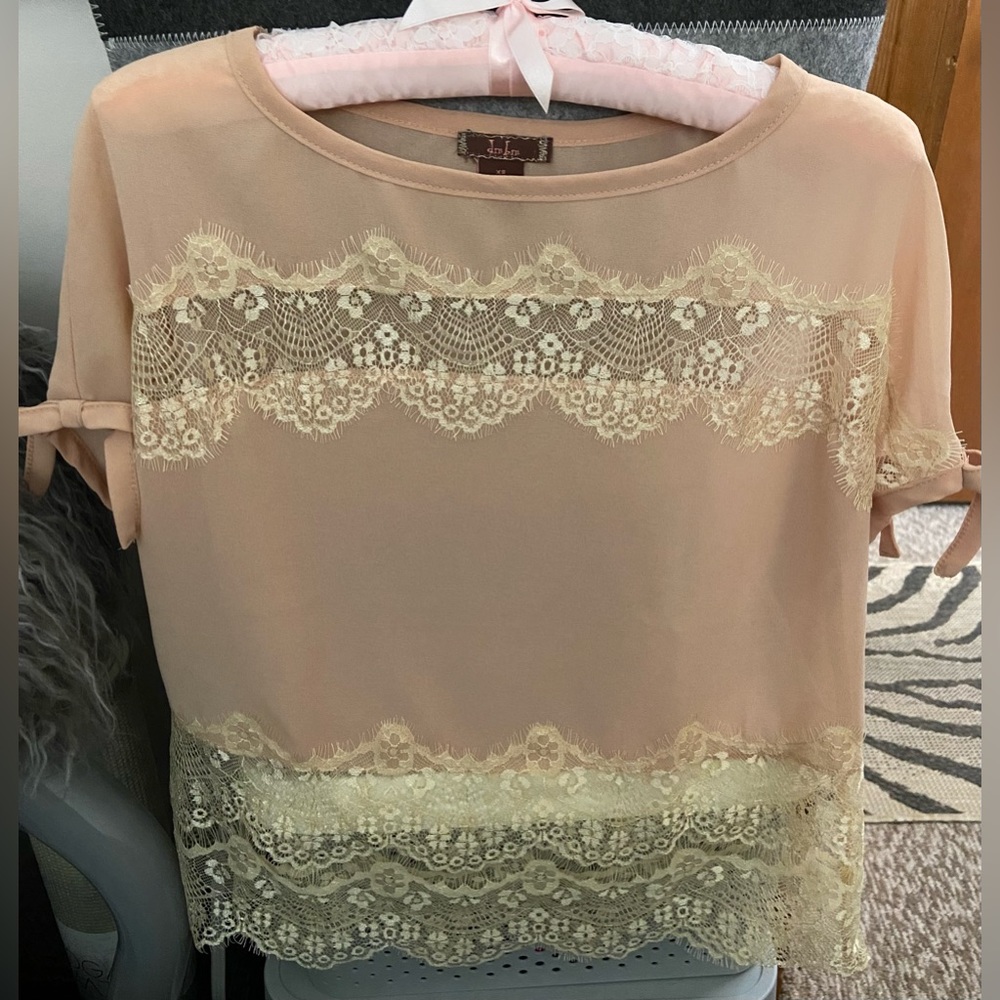 “dmbm”Brand-Never Worn-Sheer&Lace Top-Nude Blush w/Cap Sleeves and Ties.